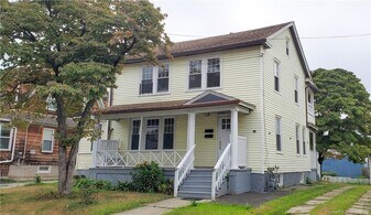 105 Manhattan Ave in Bridgeport, CT - Building Photo