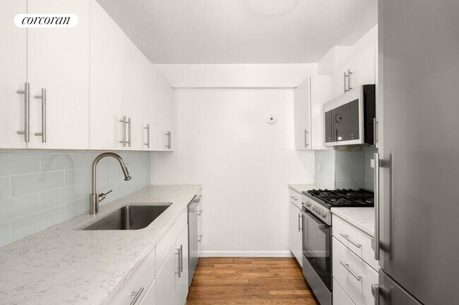 360 W 28th St in New York, NY - Building Photo - Building Photo