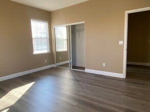1318 Moonflower Ct in Patterson, CA - Foto de edificio - Building Photo