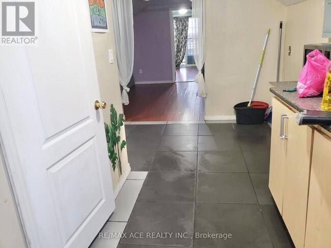 7098 Goreway Dr in Mississauga, ON - Building Photo - Building Photo