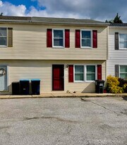 25 Camelot Ct in Stewartstown, PA - Building Photo