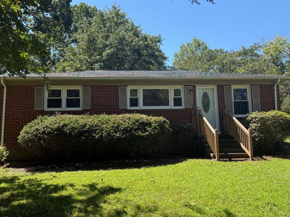 217 Tremont Dr in Burlington, NC - Building Photo