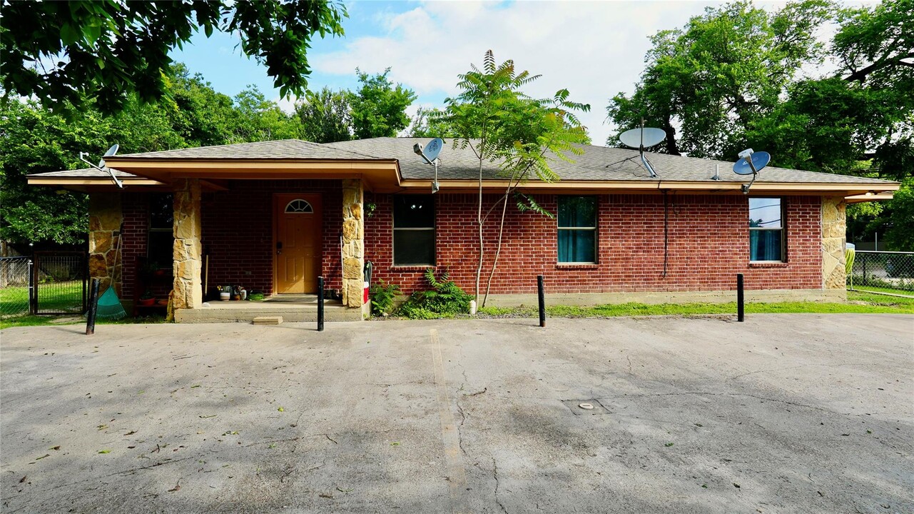 490 S Graham St in Stephenville, TX - Building Photo