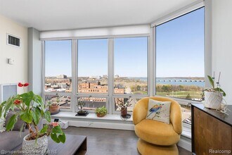 250 E Harbortown Dr in Detroit, MI - Building Photo - Building Photo