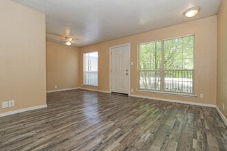 Courtyard on Calmont in Fort Worth, TX - Foto de edificio - Building Photo