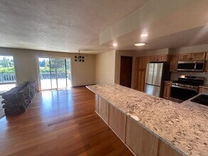 2100 Hobert St in Medford, OR - Building Photo - Building Photo