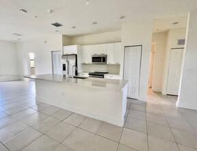 8005 NW 104th Ave in Doral, FL - Building Photo - Building Photo
