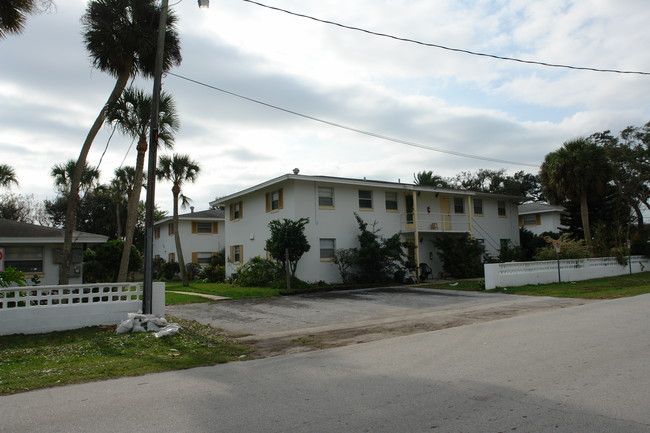 1700 S Palmetto Ave in Daytona Beach, FL - Building Photo - Building Photo