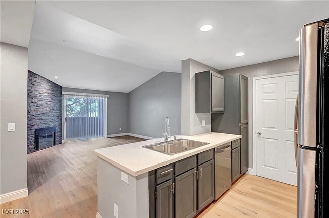 property at 231 W Horizon Ridge Pky