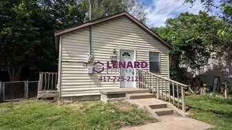 1701 E Chestnut St in Springfield, MO - Building Photo