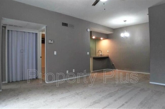 8020 E Thomas Rd in Scottsdale, AZ - Foto de edificio - Building Photo