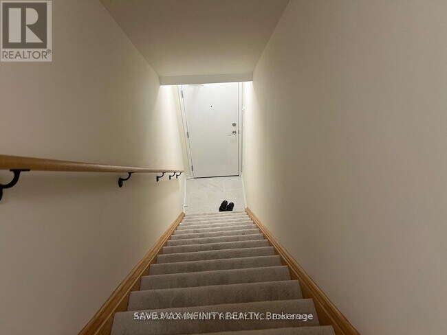 165 Tapscott Rd in Toronto, ON - Building Photo - Building Photo