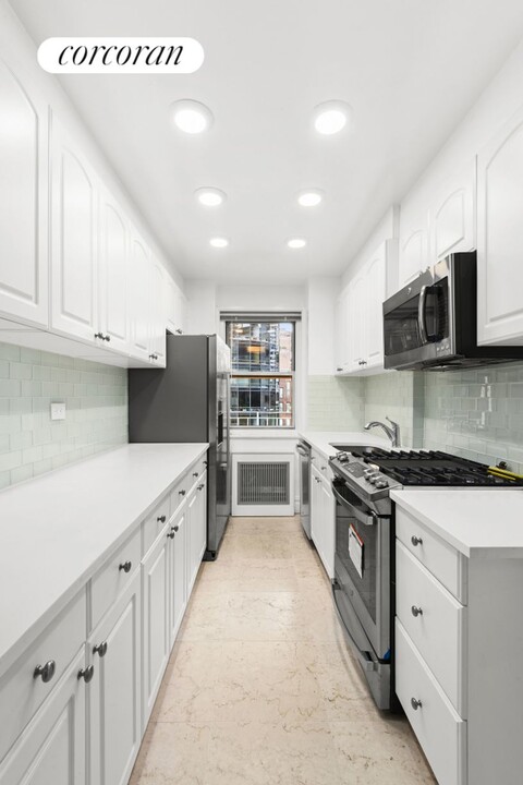 301 E 66th St in New York, NY - Building Photo