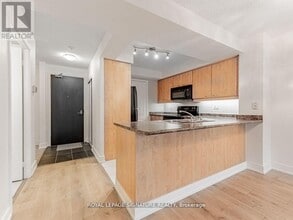 205 The Donway W in Toronto, ON - Building Photo - Building Photo
