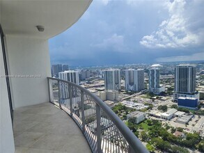 1750 N Bayshore Dr, Unit 4607 in Miami, FL - Building Photo - Building Photo