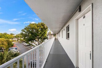 116 Royal Pk Dr in Oakland Park, FL - Building Photo - Building Photo