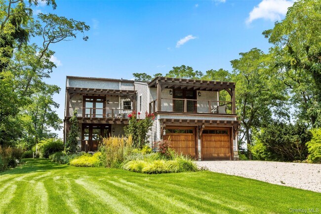 16 Old Field Woods Rd in East Setauket, NY - Building Photo - Building Photo