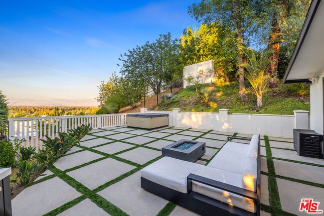 16725 Oak View Dr in Los Angeles, CA - Building Photo - Building Photo