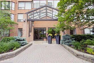 1270 Maple Crossing Blvd in Burlington, ON - Building Photo - Building Photo