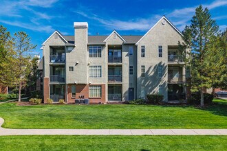 Sterling Village Apartments in South Jordan, UT - Foto de edificio - Building Photo