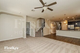 10407 Queensland Way in Converse, TX - Foto de edificio - Building Photo
