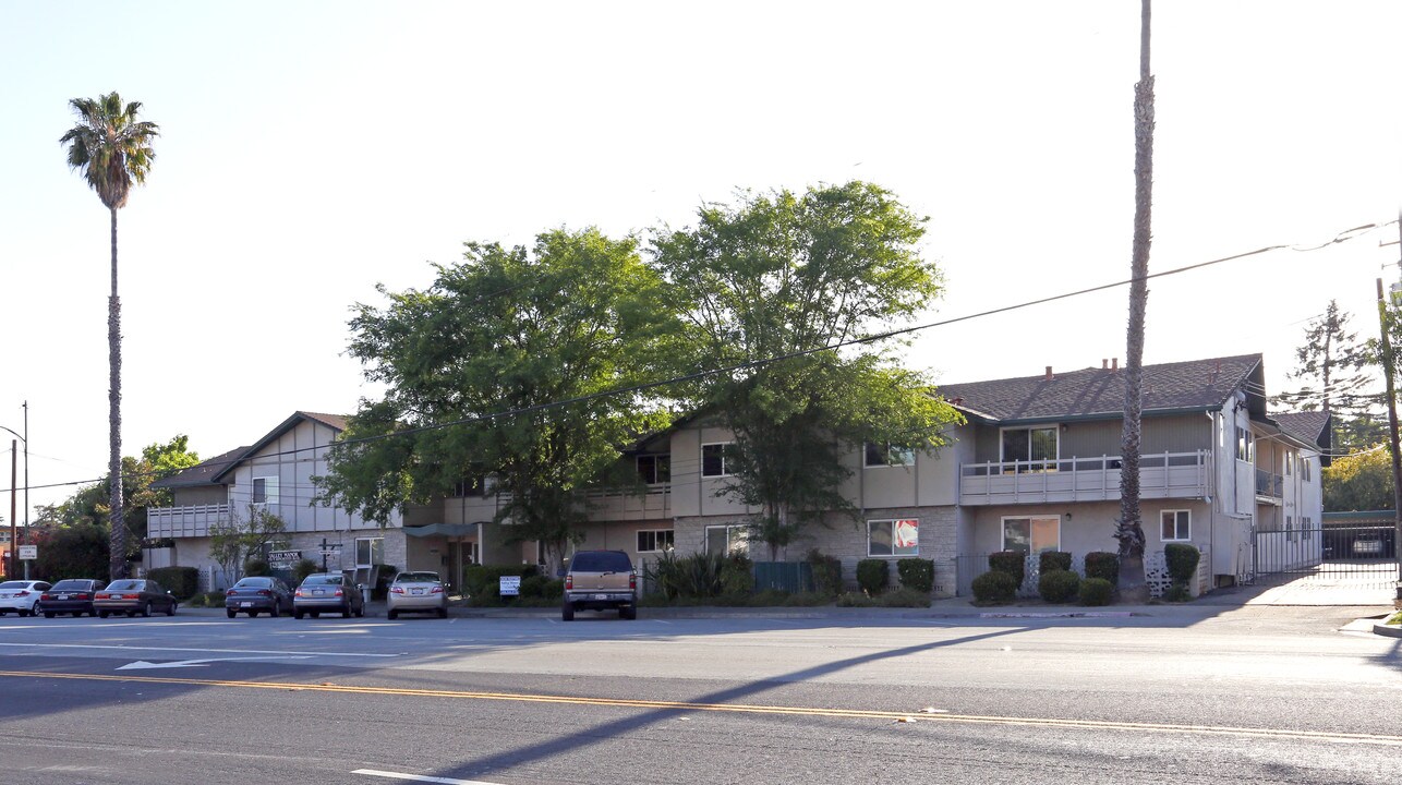 Valley Manor Apartments in San Jose, CA - Building Photo