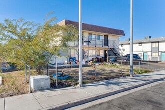 805 Palo Verde Dr in Henderson, NV - Building Photo - Building Photo