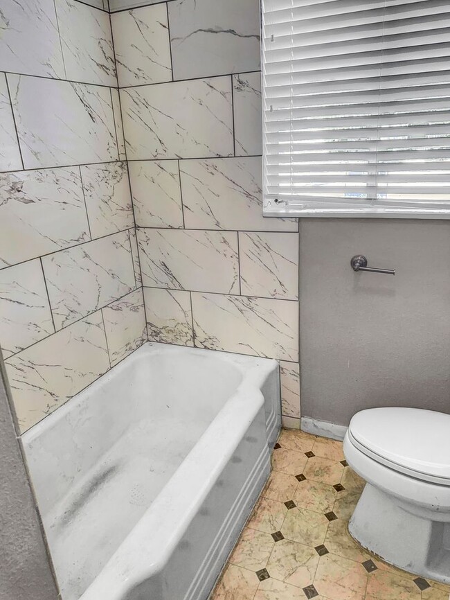 2016 W Olmos Dr in San Antonio, TX - Building Photo - Building Photo