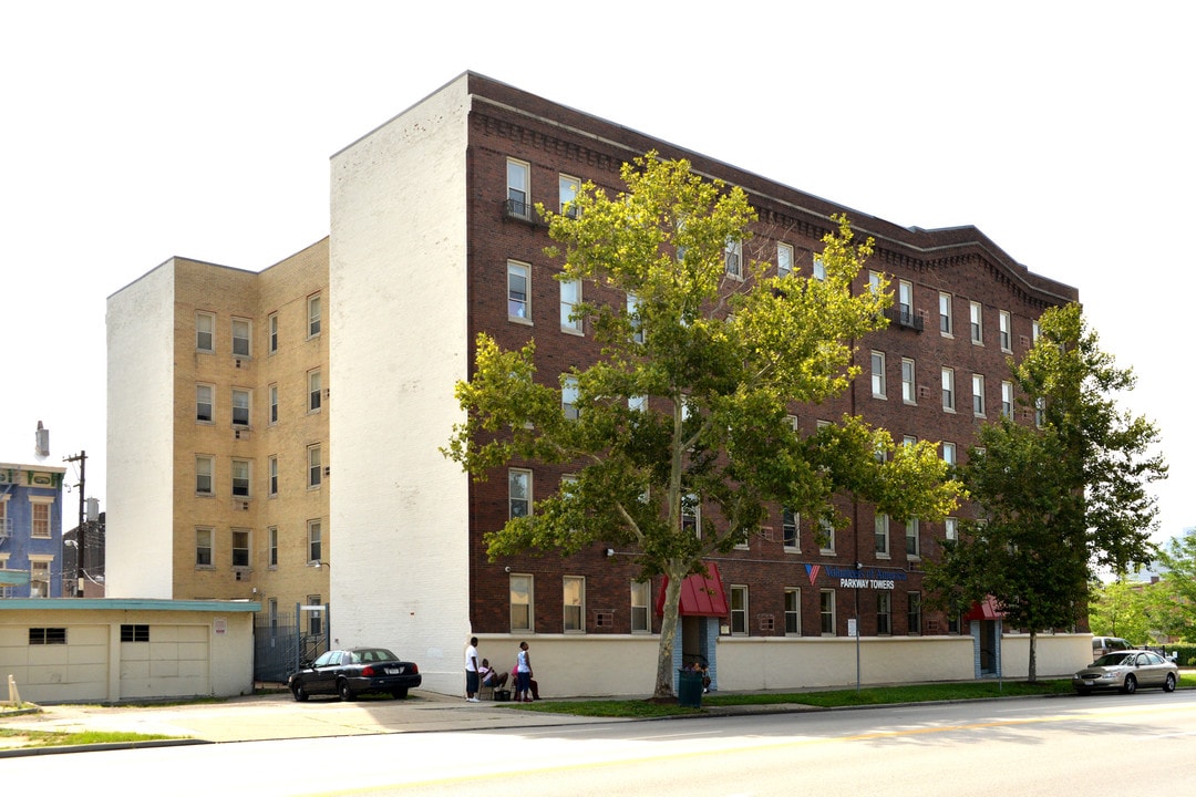 Logan Towers in Cincinnati, OH - Building Photo