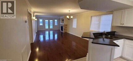 520 Silken Laumann Dr in Newmarket, ON - Building Photo - Building Photo