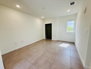 1295 W 69th St in Hialeah, FL - Foto de edificio - Building Photo