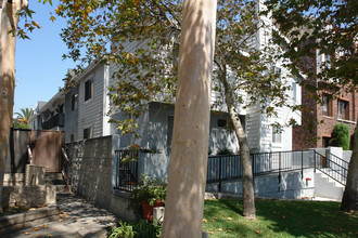 323 W Wilson Ave in Glendale, CA - Building Photo - Building Photo