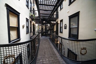 2800 N Pine Grove Ave in Chicago, IL - Building Photo - Building Photo