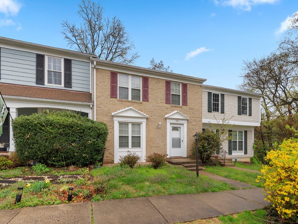 6035 Meyers Landing Ct in Burke, VA - Building Photo