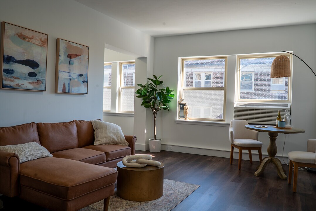 1553 W Hollywood Ave, Unit 1555-401 in Chicago, IL - Building Photo