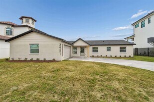 3921 Versailles Dr in Tampa, FL - Building Photo