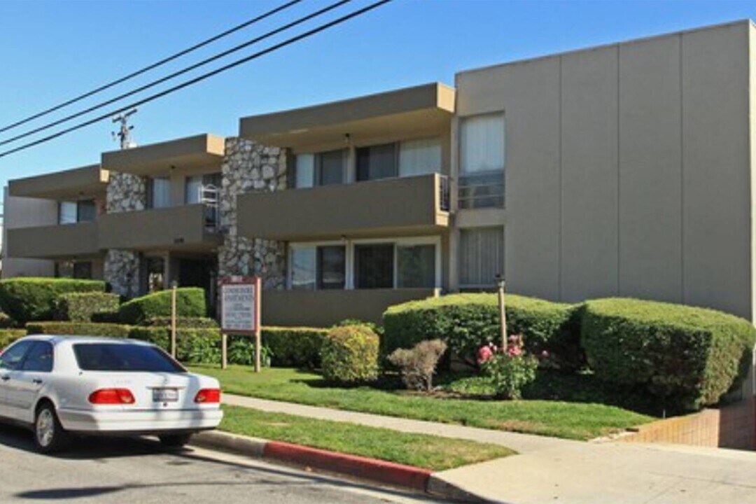 Commodore Apartments in Torrance, CA - Foto de edificio