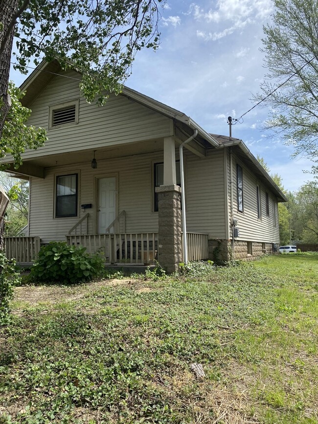 815 W Walnut St in Carbondale, IL - Building Photo - Building Photo