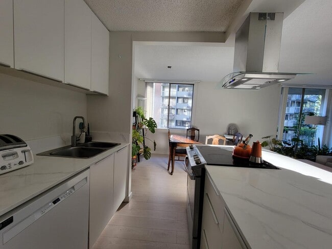 2020 Fullerton Ave in North Vancouver, BC - Building Photo - Building Photo