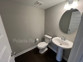 635 Golborne St in Carmel, IN - Foto de edificio - Building Photo