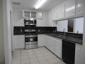 13840 Hollowgreen Dr in Houston, TX - Building Photo - Building Photo