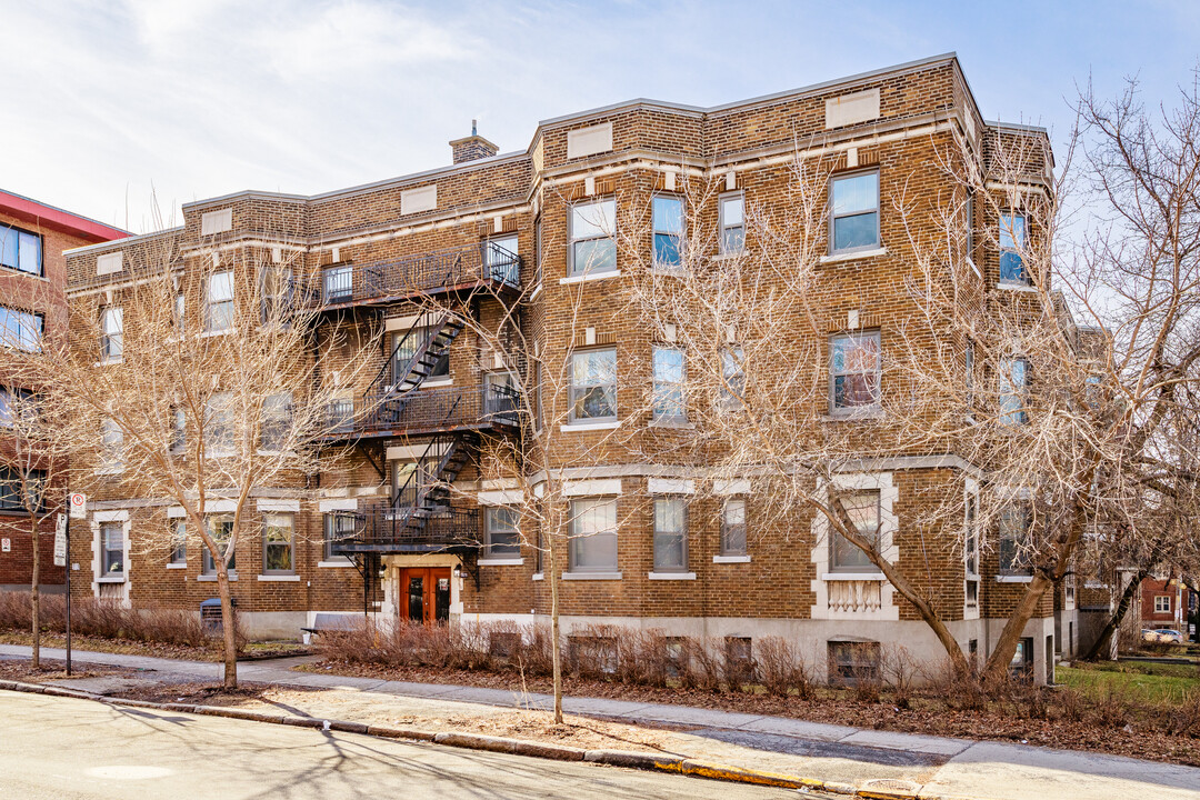 5530 Queen-Mary Ch in Montréal, QC - Building Photo