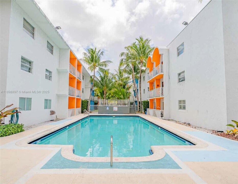 4335 NW S Tamiami Canal Dr in Miami, FL - Foto de edificio