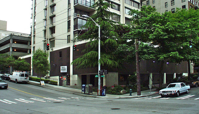 Royal Manor in Seattle, WA - Building Photo - Building Photo