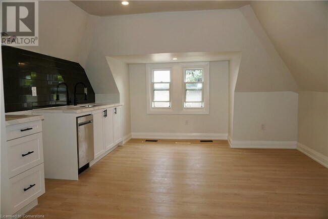 79 Sanford Ave S in Hamilton, ON - Building Photo - Building Photo