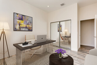 5934 Vineland Ave in North Hollywood, CA - Building Photo - Interior Photo