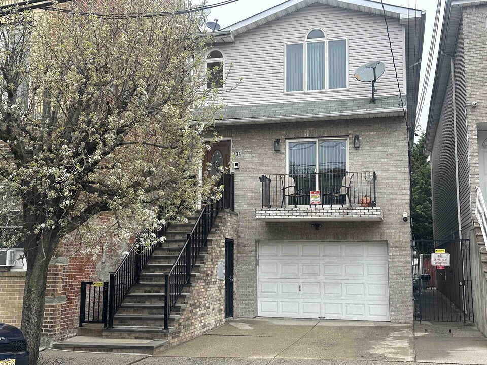 134 71st St in Guttenberg, NJ - Building Photo