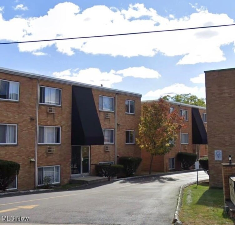 20365 Lorain Rd in Fairview Park, OH - Building Photo