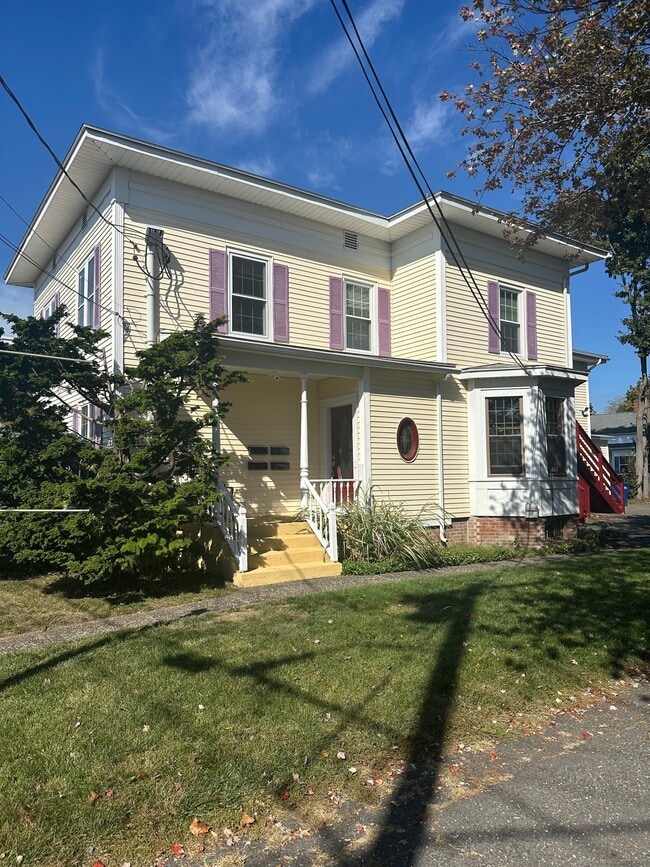 26 Maple Ave in Windsor, CT - Building Photo - Building Photo