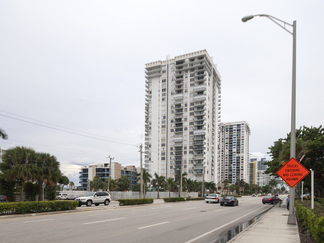 Quadomain Valencia Tower in Hollywood, FL - Building Photo - Building Photo